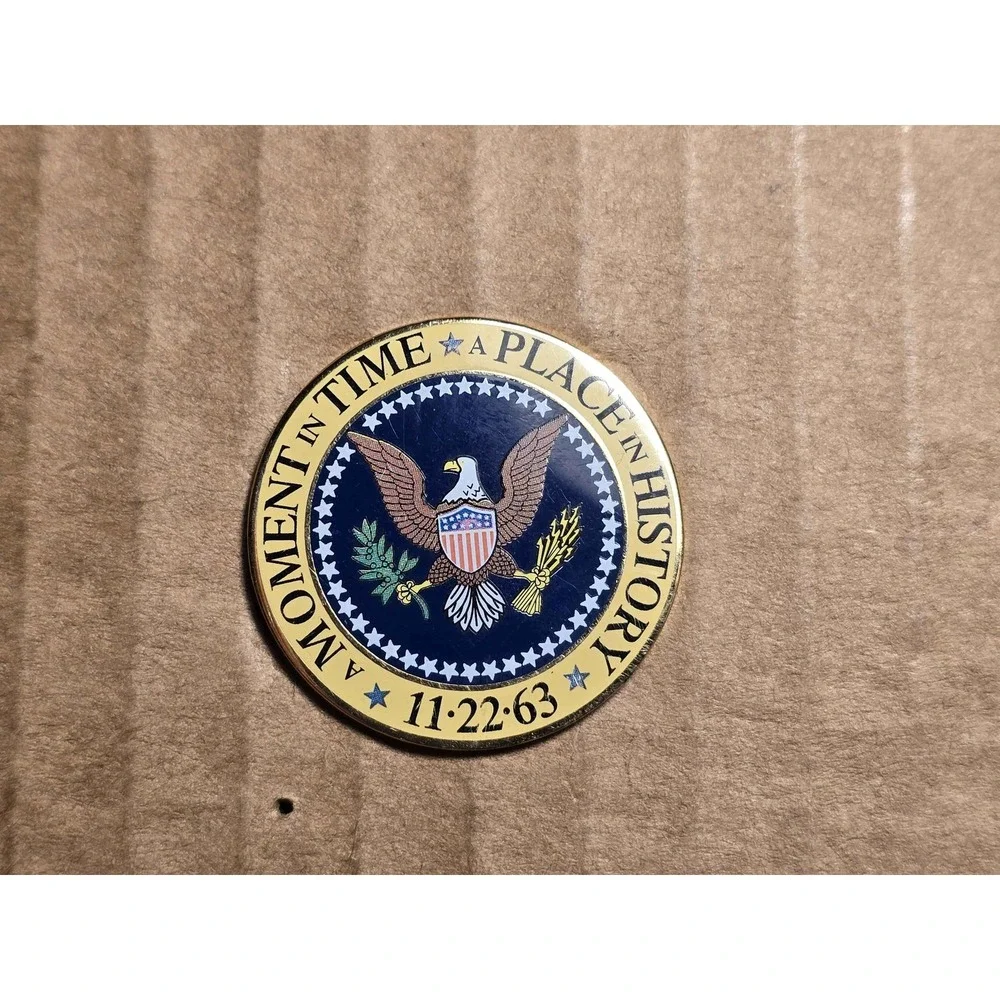 A Moment In Time A Place In History 11-22-63 JFK Memorial Lapel Vest Hat Pin I2